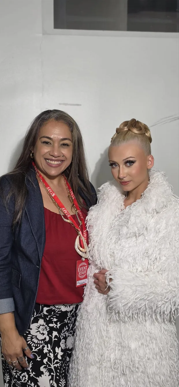 Mayra Cruz con la modelo que maquilló en Atlantic City Fashion Week